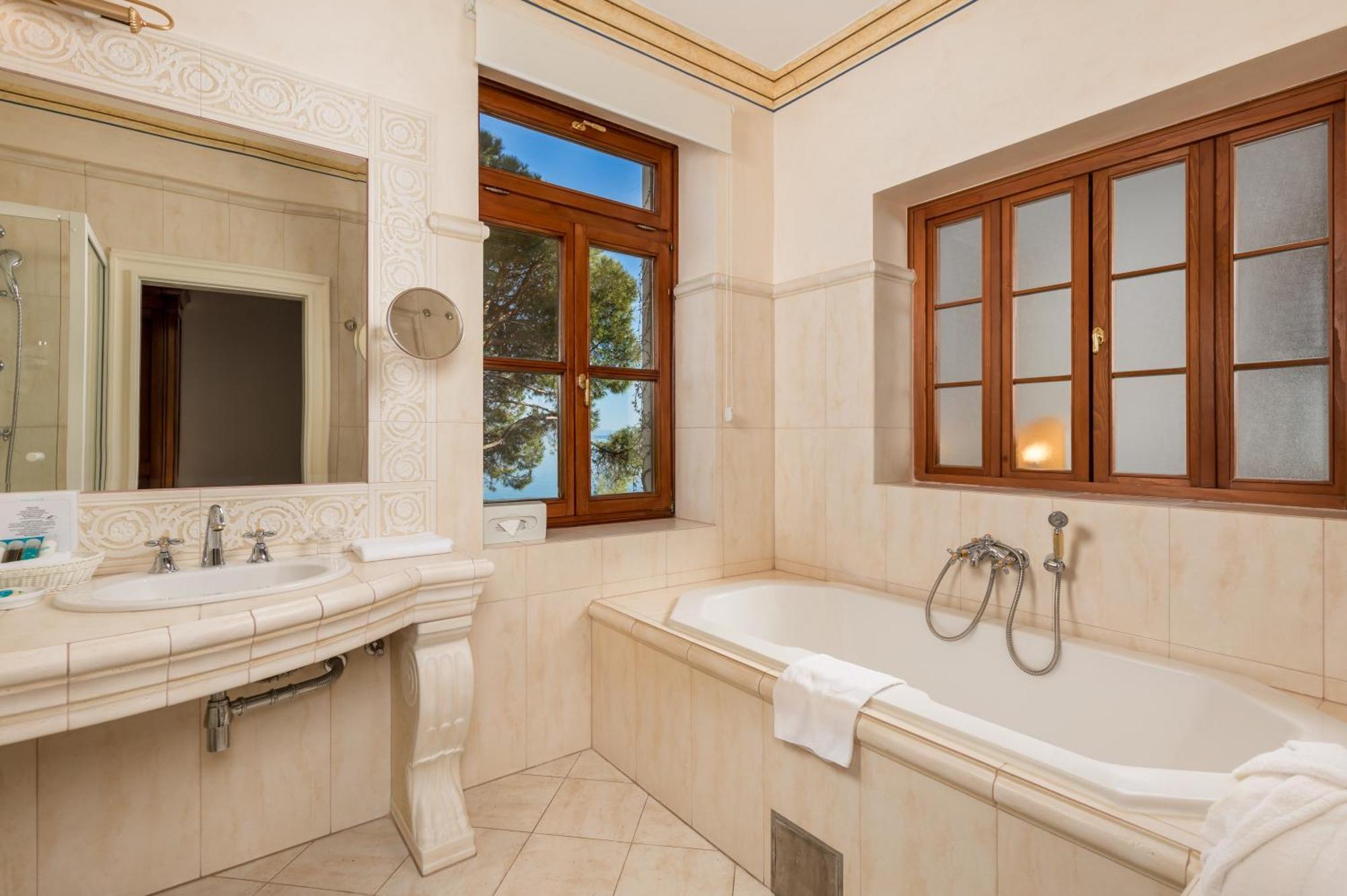 Hotel Miramar Opatija Bagian luar foto